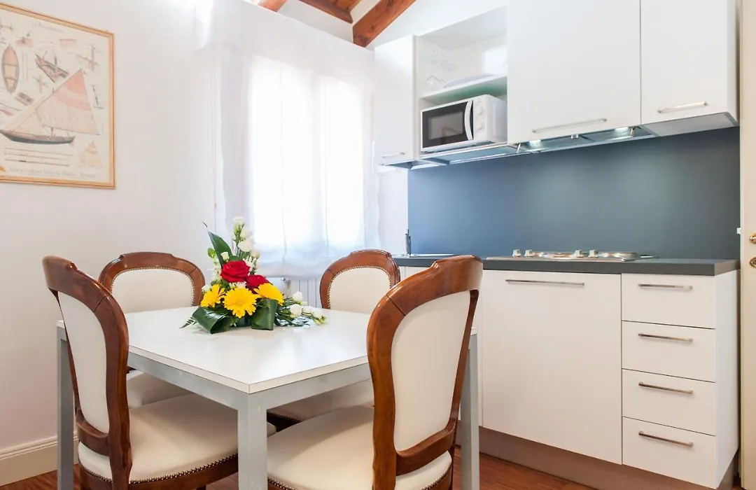 Master Venice Apartments-1