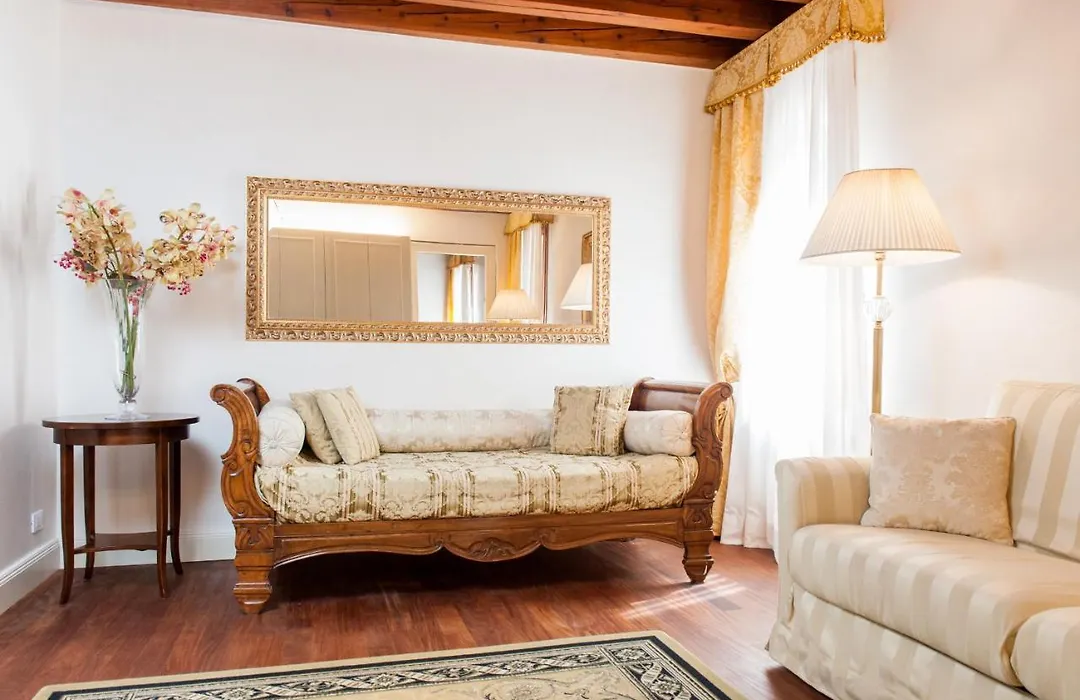 Master Venice Apartments-1